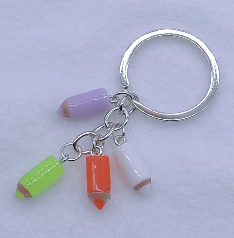 Uus värvipliiatsiga võtmehoidja Õpilasest õpetajast maalija pross ja mõned kingitused neile, kes kunstiga kokku puutuvad