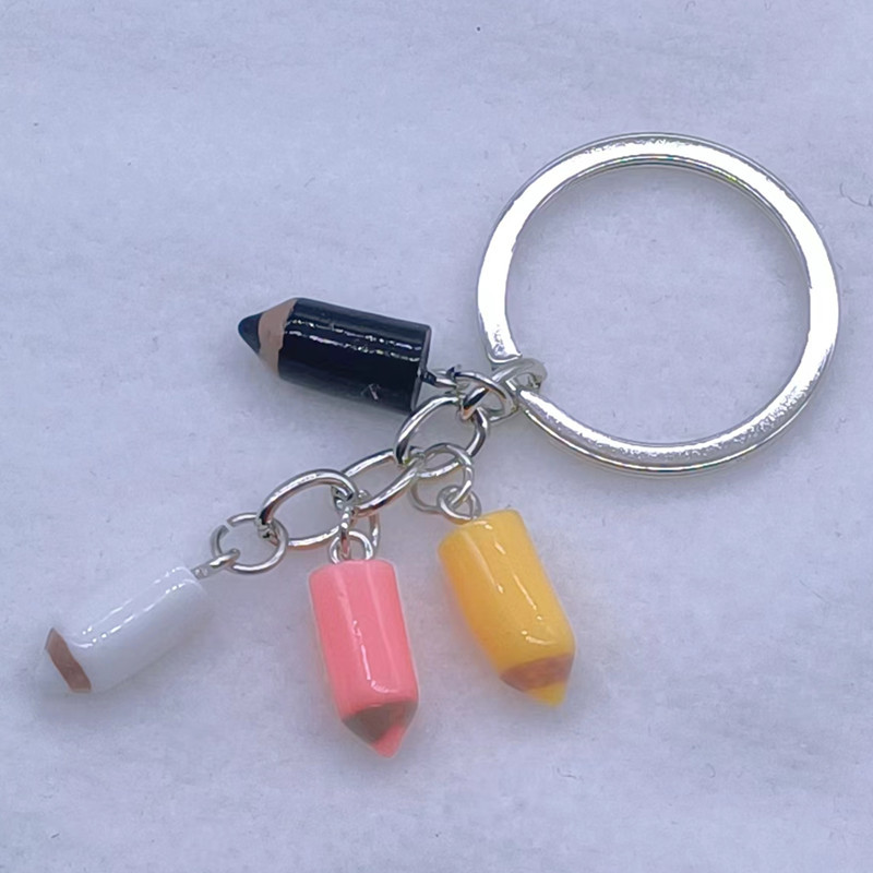 Uus värvipliiatsiga võtmehoidja Õpilasest õpetajast maalija pross ja mõned kingitused neile, kes kunstiga kokku puutuvad