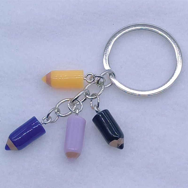 Uus värvipliiatsiga võtmehoidja Õpilasest õpetajast maalija pross ja mõned kingitused neile, kes kunstiga kokku puutuvad