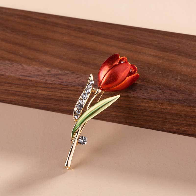 Kalnų krištolinio akmens sagės su raudonomis rožėmis gėlėmis moterims Elegantiškos tulpių gėlių puokštės, lankstų atvartų segtukai Vestuvių vakarėlio ženklelio papuošalai