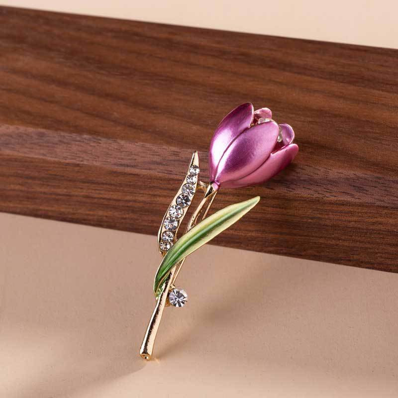 Kalnų krištolinio akmens sagės su raudonomis rožėmis gėlėmis moterims Elegantiškos tulpių gėlių puokštės, lankstų atvartų segtukai Vestuvių vakarėlio ženklelio papuošalai