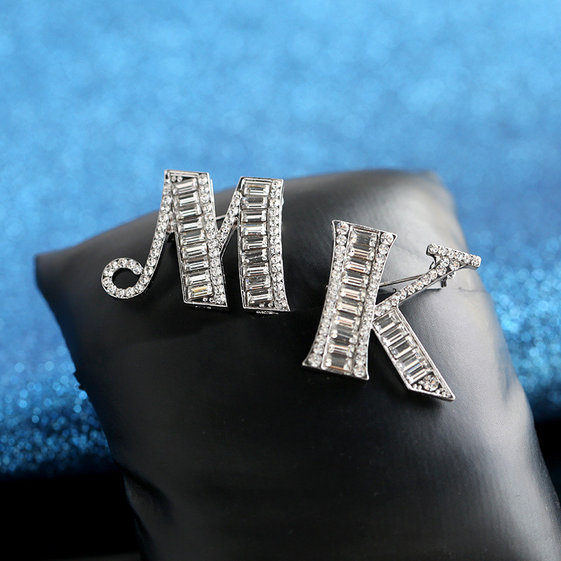 Novi inicijali A do Z 26 slova Igla Srebrna boja Kristalna engleska abeceda Muško odijelo Bedž Broš na rever Žene Muškarci Nakit za zabave