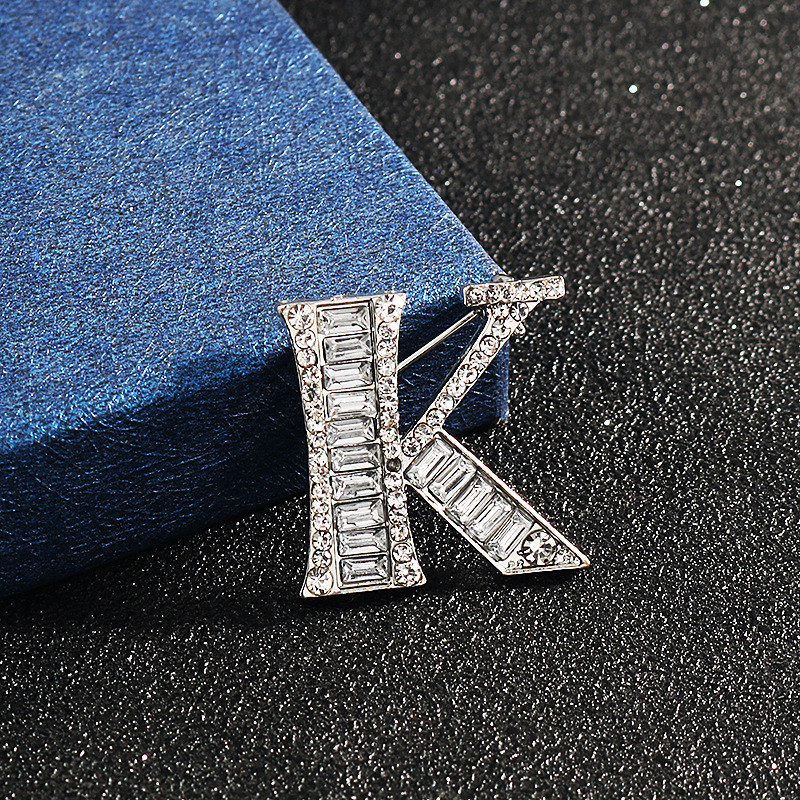 Novi inicijali A do Z 26 slova Igla Srebrna boja Kristalna engleska abeceda Muško odijelo Bedž Broš na rever Žene Muškarci Nakit za zabave