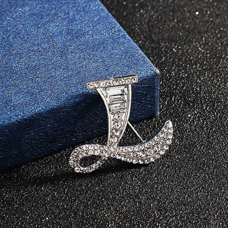 Novi inicijali A do Z 26 slova Igla Srebrna boja Kristalna engleska abeceda Muško odijelo Bedž Broš na rever Žene Muškarci Nakit za zabave