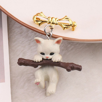 3D брошка със сладка котка, животно, брошки с бяла котка, държаща клон, брошка с котка, прегръдка, дърво, триизмерни игли за ревери, украса за чанта