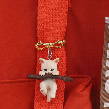 3D брошка със сладка котка, животно, брошки с бяла котка, държаща клон, брошка с котка, прегръдка, дърво, триизмерни игли за ревери, украса за чанта