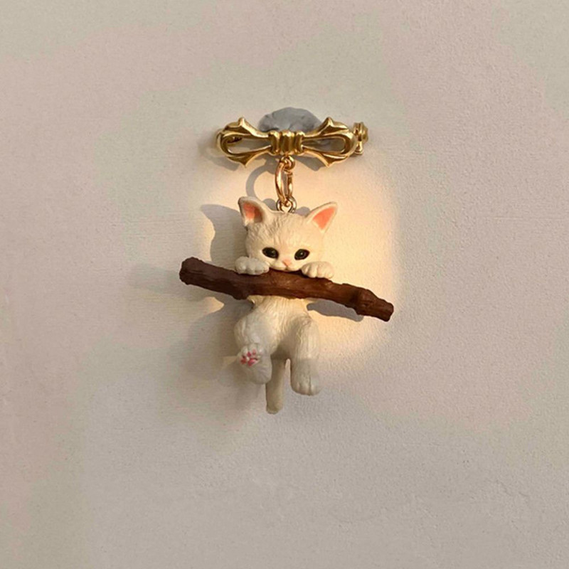 Τρισδιάστατη καρφίτσα χαριτωμένη γάτα καρφίτσα λευκή γάτα που κρατά ένα κλαδί γάτα αγκαλιά δέντρο Καρφίτσα Τρισδιάστατες καρφίτσες για πέτο Διακόσμηση τσάντας