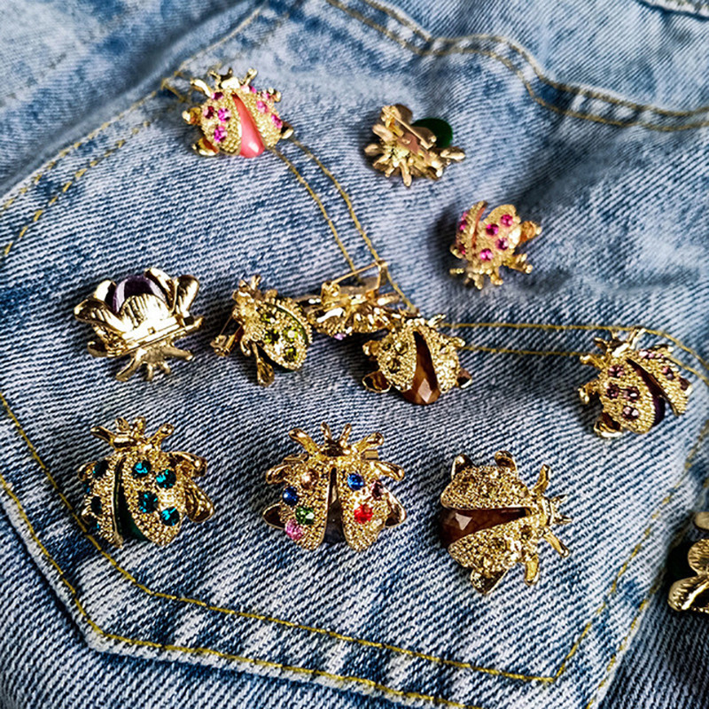 Maza mārīte sakta Kristāla Rhinestones Metāla piespraudes sievietēm Meitenes Kukaiņi Mārītes nozīmītes Piespraudes Rotaslietas Bankets Ziemassvētku dāvana