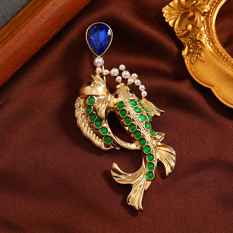 Naujos moteriškos mergaičių žuvų perlų sagės atvartų segtukai Elegantiški moteriški drabužiai paltai Išskirtiniai žuvų gyvūnai ženkleliai korsažo papuošalai