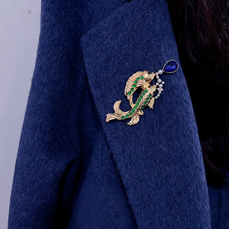 Naujos moteriškos mergaičių žuvų perlų sagės atvartų segtukai Elegantiški moteriški drabužiai paltai Išskirtiniai žuvų gyvūnai ženkleliai korsažo papuošalai