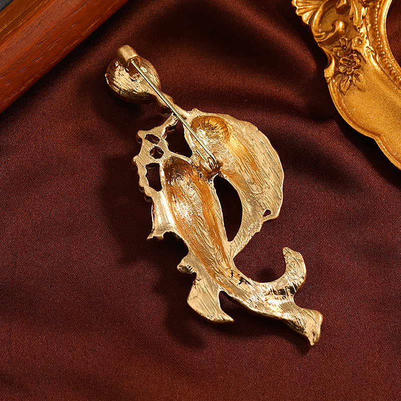 Naujos moteriškos mergaičių žuvų perlų sagės atvartų segtukai Elegantiški moteriški drabužiai paltai Išskirtiniai žuvų gyvūnai ženkleliai korsažo papuošalai