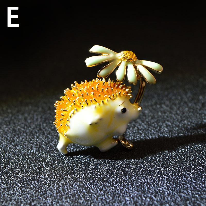 Madinga miela ežiuko sagė su gyvūnu Moterims Madinga Daisy Atvarto segtukai Sagė Kailis Priedai Papuošalai Dovana 2023 Nauja