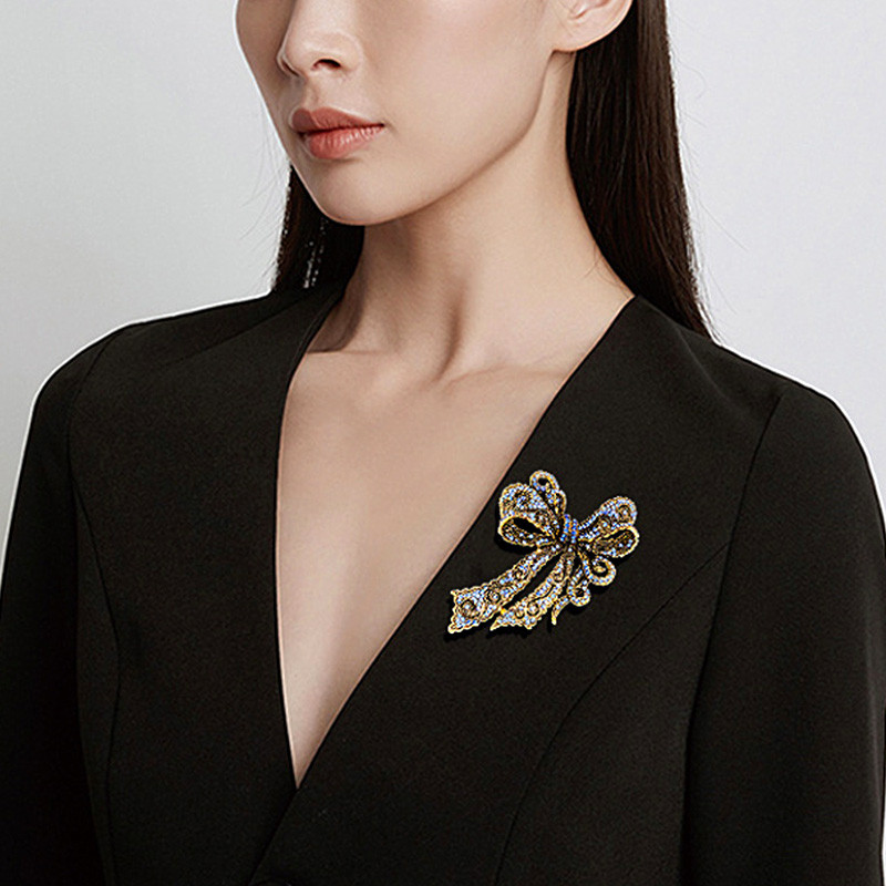 Uus Bowknot Rhinestone prossi sulamist retro vibu naiste korsa luksuslik kristallkuld värvi tsirkoon metallist nööpnõelad kleit mantli aksessuaarid