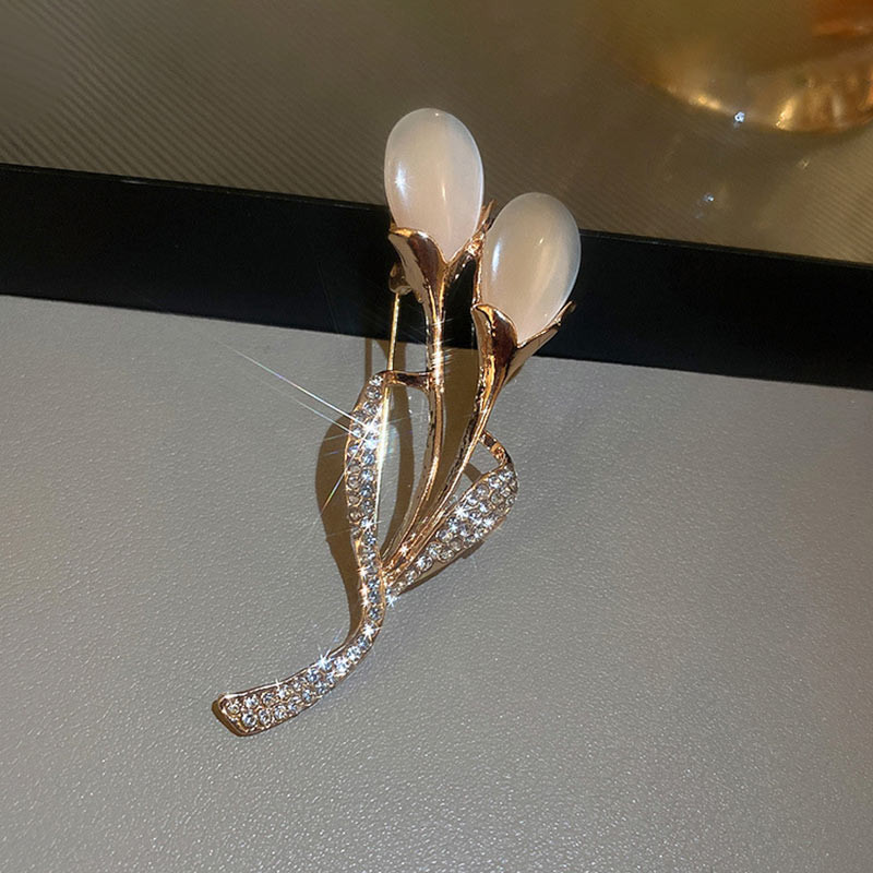 Kalnų krištolinė sagė su tulpėmis gėlėmis Moterims Perlų gėlių augalų kostiumo segtukai Madingi drabužiai Vestuviniai papuošalai Aksesuarai Aukšta kokybė