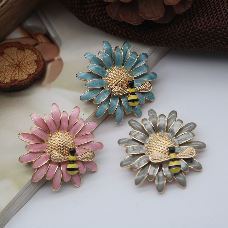 1tk päevalilleemaili pross mesilane tumeroosa elegantsed naised tüdrukud karikakrad päikeselill reväärid putukatel Rõivad Aksessuaarid kingituseks ehted