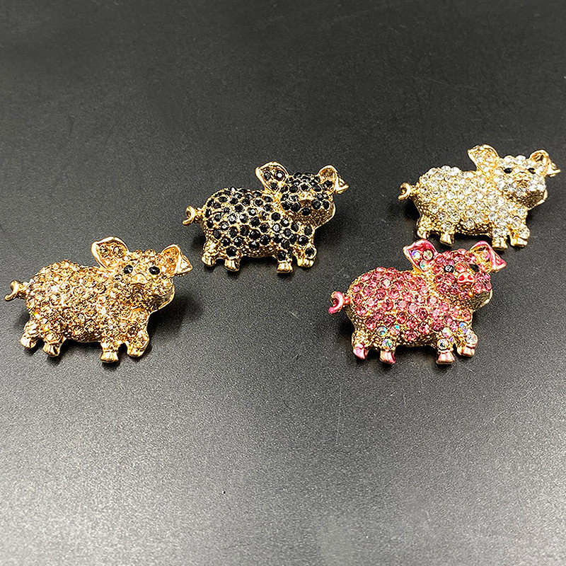 2023 m. naujos kiaulės gyvūnų sagės moterims Kalnų krištolas, mielos segės Blizgančios krištolinės sagės Korsažas mergaičių suknelės papuošalai