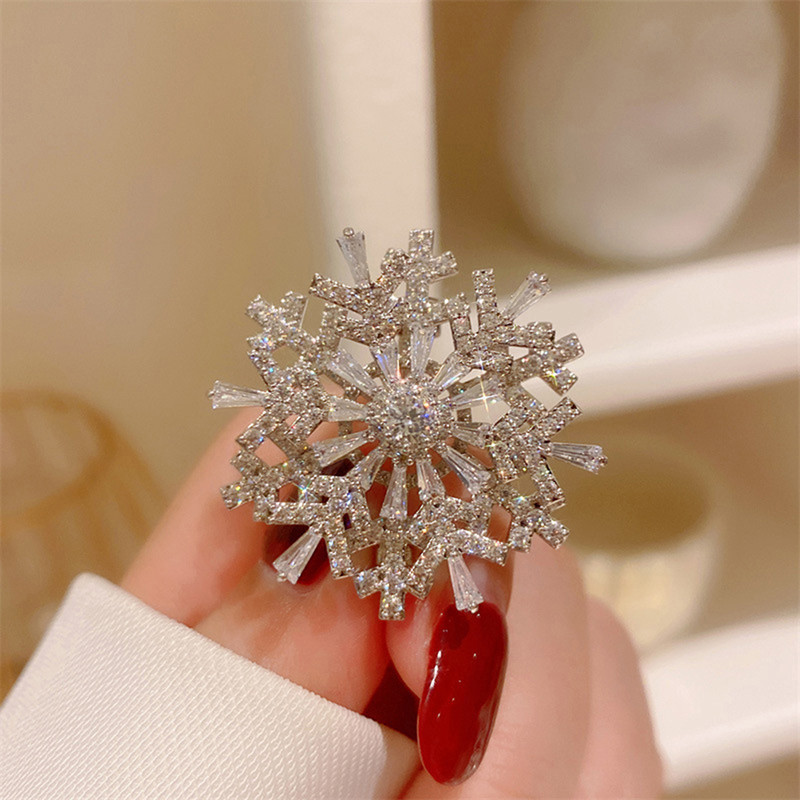 Charms Rotating Spinner Kubni cirkon Igle Snježne pahuljice Broševi za žene Vjenčani nakit Božićni darovi