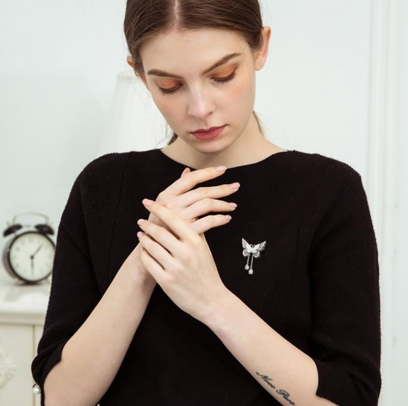 Woman Exquisite Fashion Crystal Butterfly Brooch Elegant Banquet Prom Sp