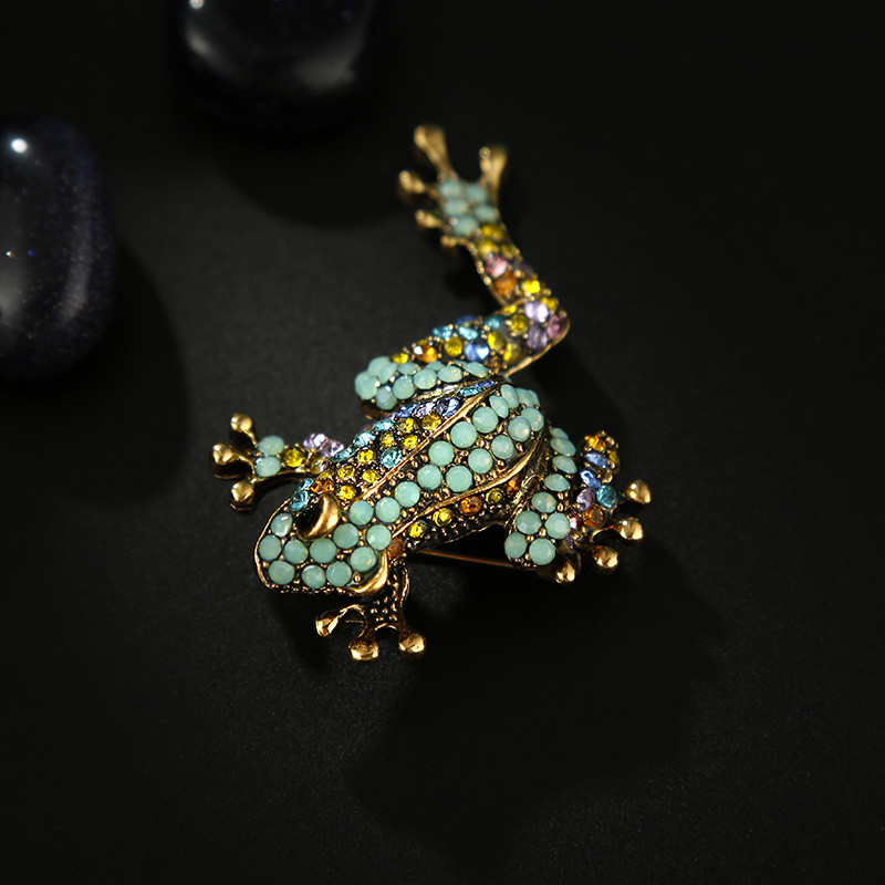 Värvilised rhinestonest konnaprossid naistele Luksuslik roheline Elav loomapross Moodne sulam materjal Meeste mantlitarvikud Ehted