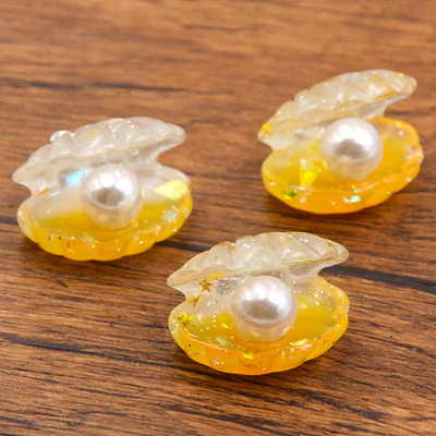 10 tk 22 * 22 mm armsad värvilised plaaditud pärlkarbid, lamedad tagaküljed vaigust kabošonid.