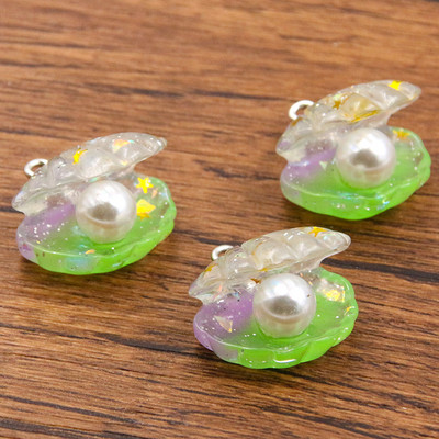 10 tk 22 * 22 mm armsad värvilised plaaditud pärlkarbid, lamedad tagaküljed vaigust kabošonid.