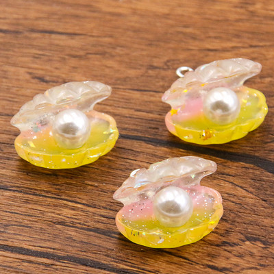 10 tk 22 * 22 mm armsad värvilised plaaditud pärlkarbid, lamedad tagaküljed vaigust kabošonid.