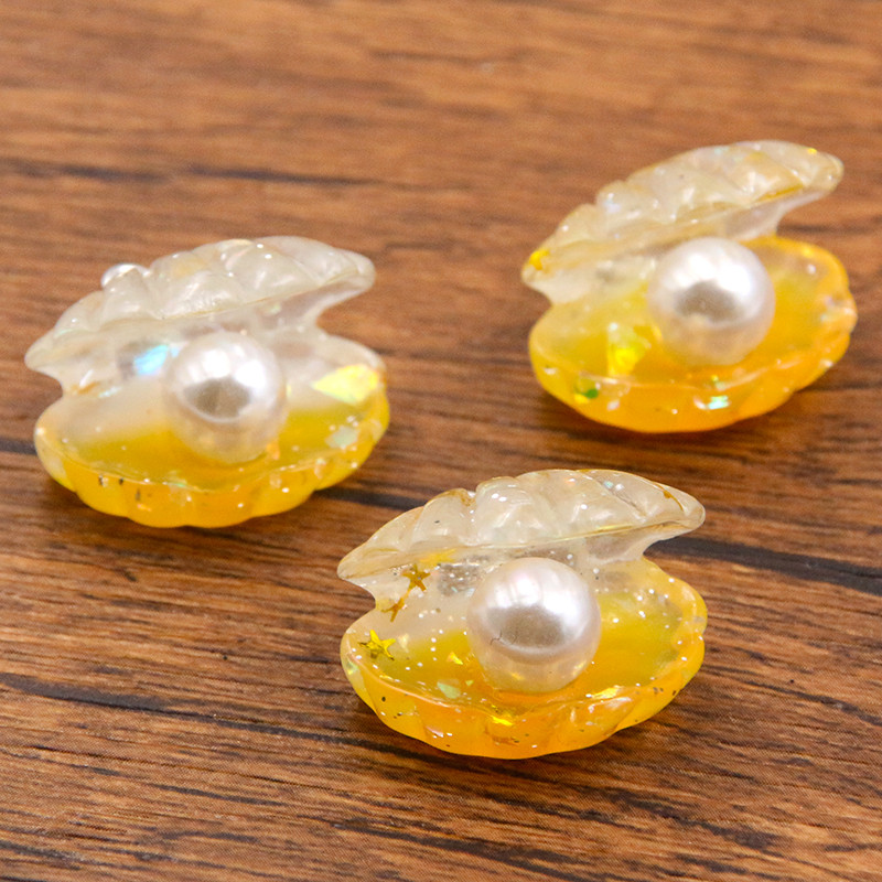 10 tk 22 * 22 mm armsad värvilised plaaditud pärlkarbid, lamedad tagaküljed vaigust kabošonid.