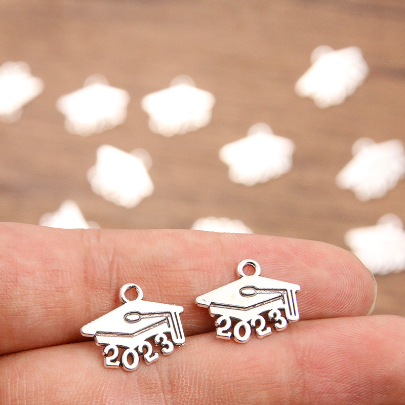 30 DB 14*18mm-es fémötvözet 2023 2024 2025 2026 Bachelor`s Hat Charms diplomás medál ékszerkészítéshez barkács, kézzel készített kézműves