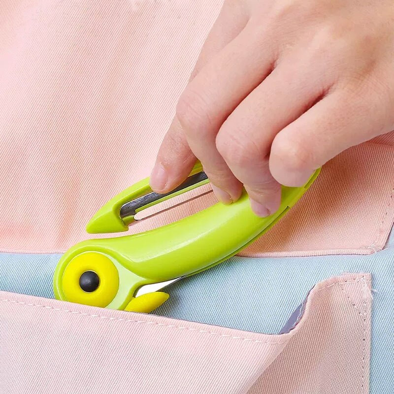 Roostevabast terasest mitmevärviline koomiksilindude kokkupandav puuviljanuga majapidamises kasutatav kaasaskantav roostevabast terasest koorija väike nuga