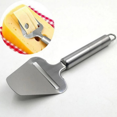 Juustukoorija roostevabast terasest või viilutaja lõikenuga hõbedane juustulõikur majapidamises kasutatavad toiduvalmistamise tööriistad köögitarvikud