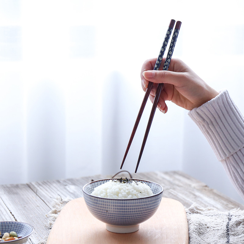 2/5 paari Cherry Blossom Chopsticks naturaalsest puidust korduvkasutatavad mustad Jaapani sushi pulgad Hiina toidu jaoks