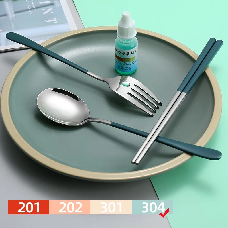 304 lauanõude komplekt Kaasaskantav söögiriistade komplekt Kvaliteetne roostevabast terasest nuga Kahvel Lusikas Reisinõu koos karbiga