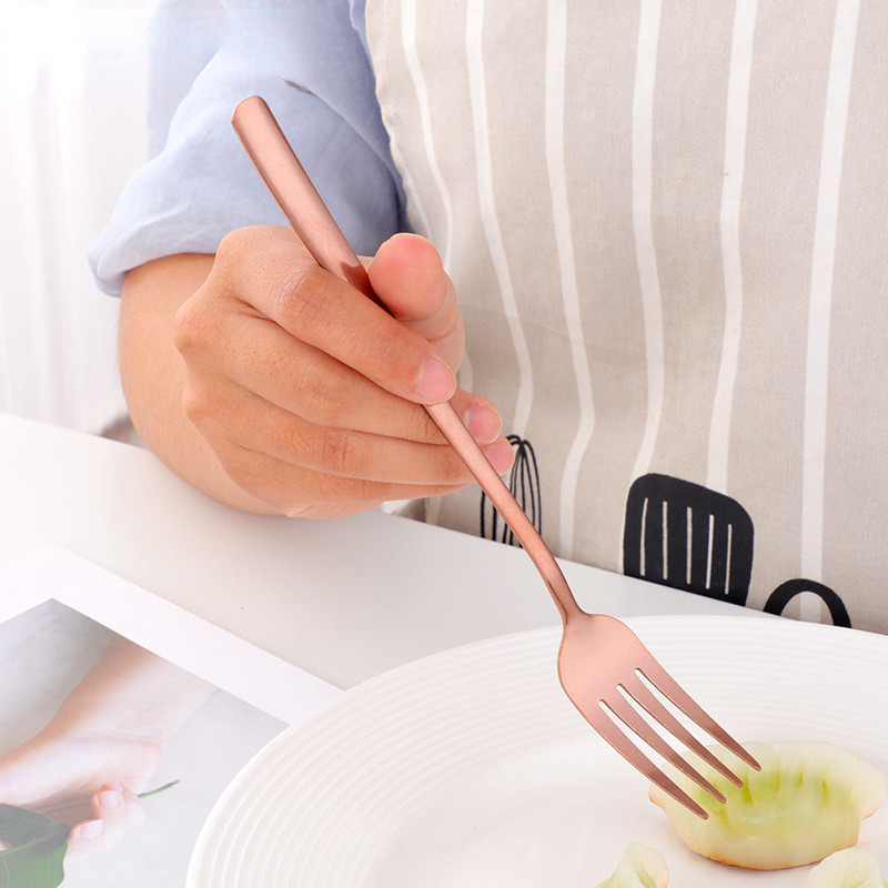 8 värvi roostevabast terasest pika käepidemega õhtusöögikahvel Korea Rainbow Fork hotelli restorani peotarbed sööginõud praad kuldkahvel