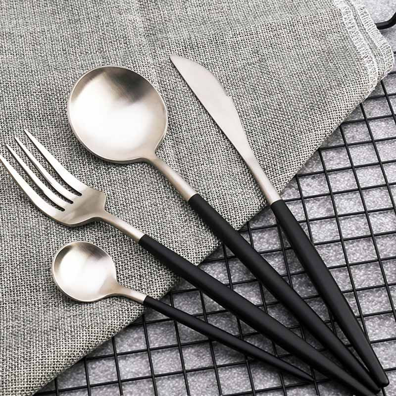 Roostevabast terasest söögiriistad Kvaliteetsed korduvkasutatavad hõbedased lusikakahvlite nugade komplekt Kullatud sööginõud, metallist mustad lauanõud koduseks kasutamiseks
