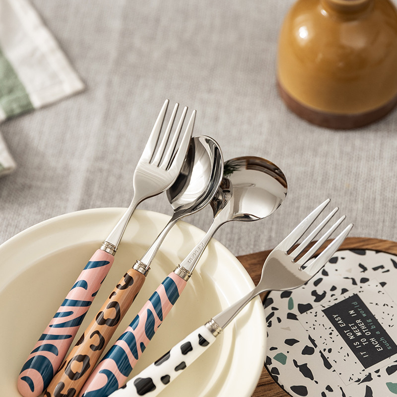 Roostevabast terasest magustoidu lusikas laste riisilusikas söögiriistad koogikahvel Köök sööginõud Sebra Leopard Lehma muster