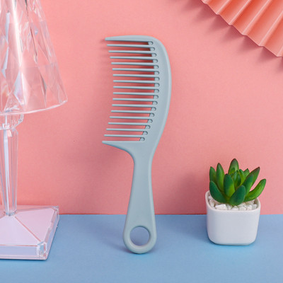 Plaukų formavimo šukos su plačiomis dantimis, mažinančios plaukų slinkimą.