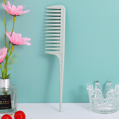 Plaukų formavimo šukos su plačiomis dantimis, mažinančios plaukų slinkimą.