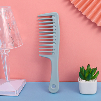 Plaukų formavimo šukos su plačiomis dantimis, mažinančios plaukų slinkimą.