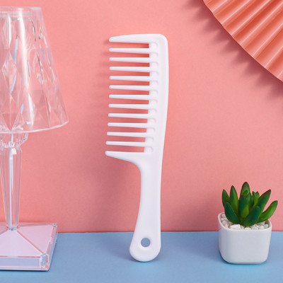 Plaukų formavimo šukos su plačiomis dantimis, mažinančios plaukų slinkimą.