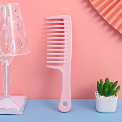 Plaukų formavimo šukos su plačiomis dantimis, mažinančios plaukų slinkimą.