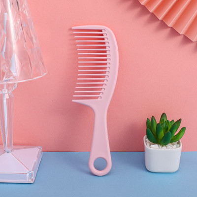 Plaukų formavimo šukos su plačiomis dantimis, mažinančios plaukų slinkimą.