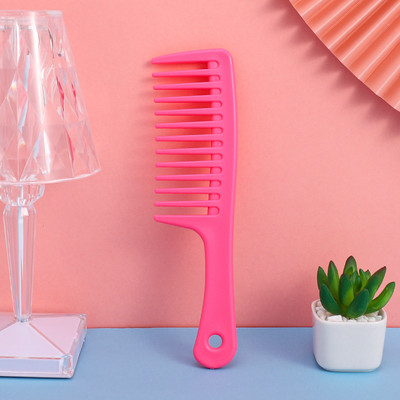 Plaukų formavimo šukos su plačiomis dantimis, mažinančios plaukų slinkimą.