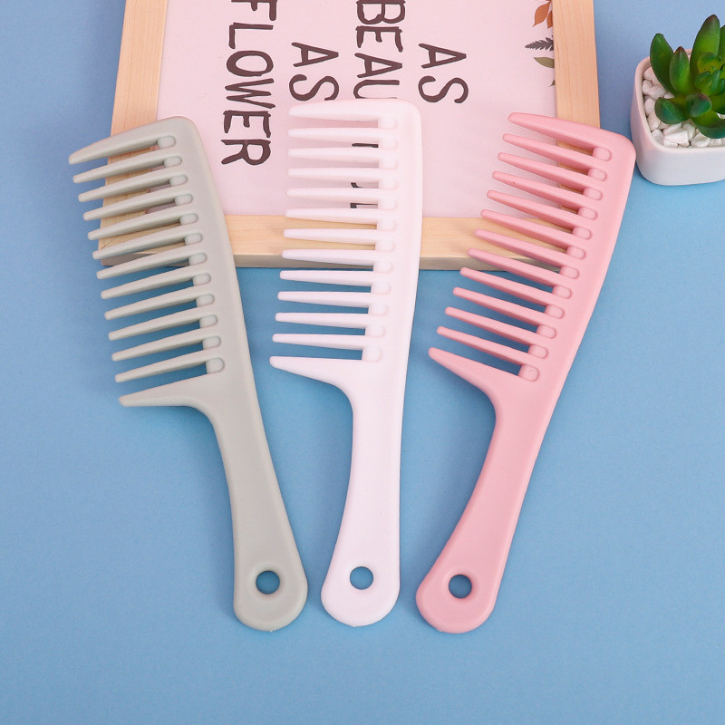 Plaukų formavimo šukos su plačiomis dantimis, mažinančios plaukų slinkimą.