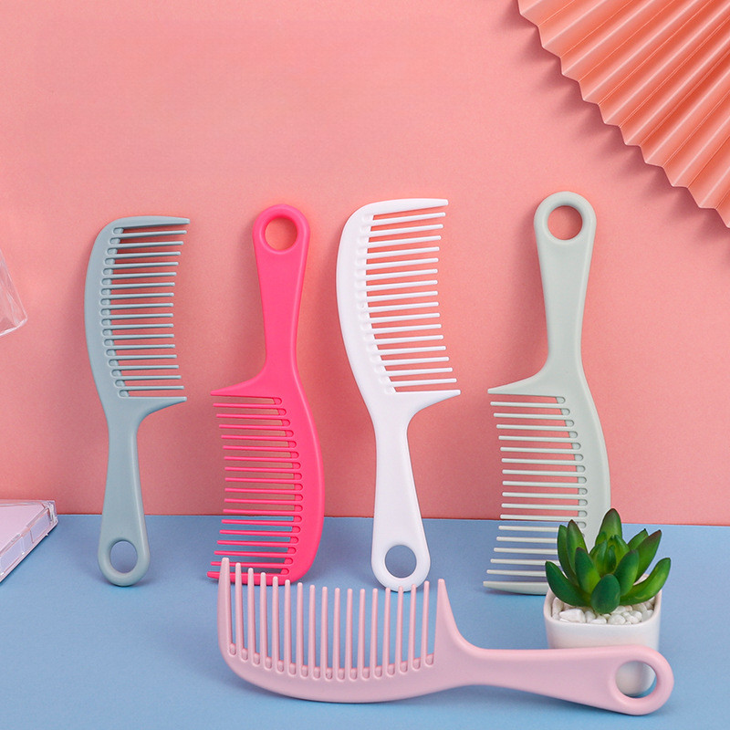 Plaukų formavimo šukos su plačiomis dantimis, mažinančios plaukų slinkimą.