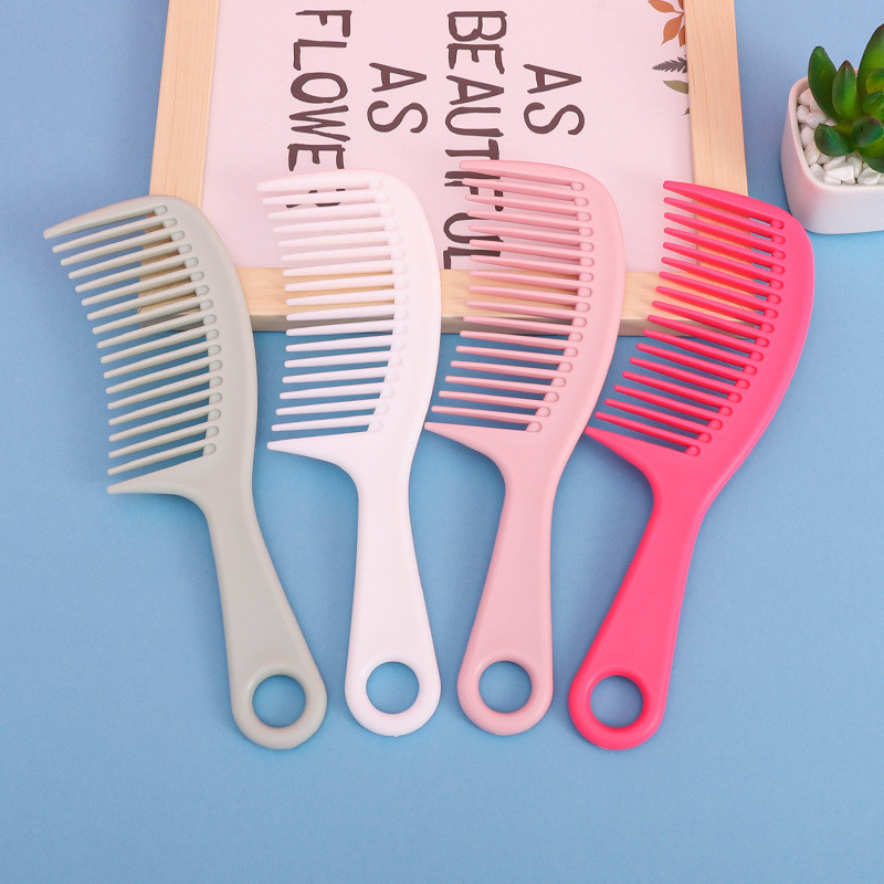 Plaukų formavimo šukos su plačiomis dantimis, mažinančios plaukų slinkimą.