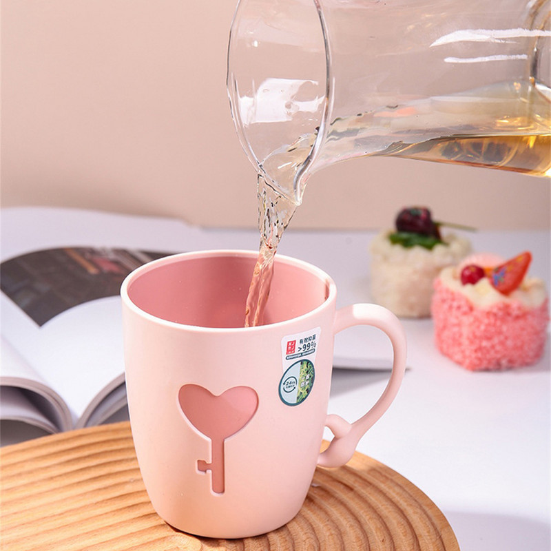 Sobib huultele Kaasaskantav plastikust hambaharjatops, mis ei deformeeru kergesti