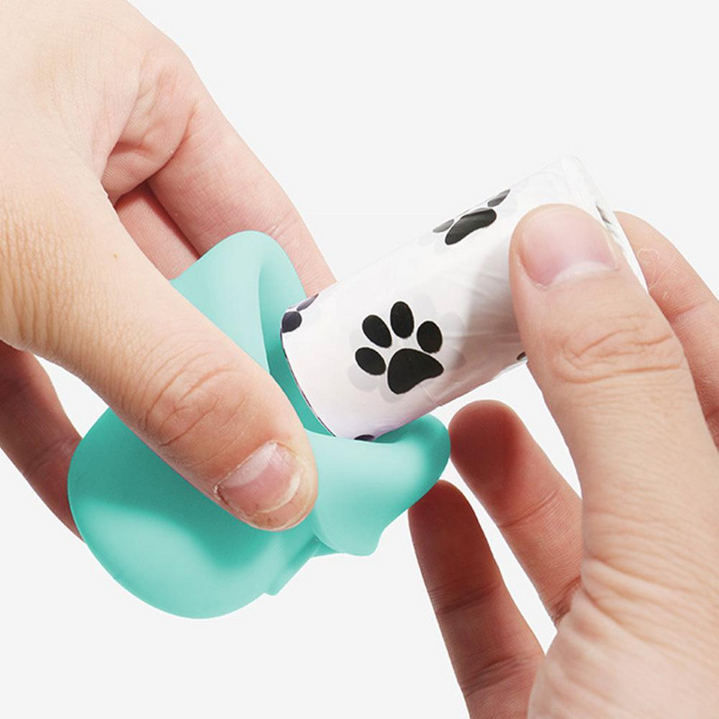 Suport pentru dozator de pungi pentru caca de câine cu carabinier. Călătorie din silicon Produse de alegere prietenoase pentru animale de companie Dozator de pungi pentru deșeuri ecologice.