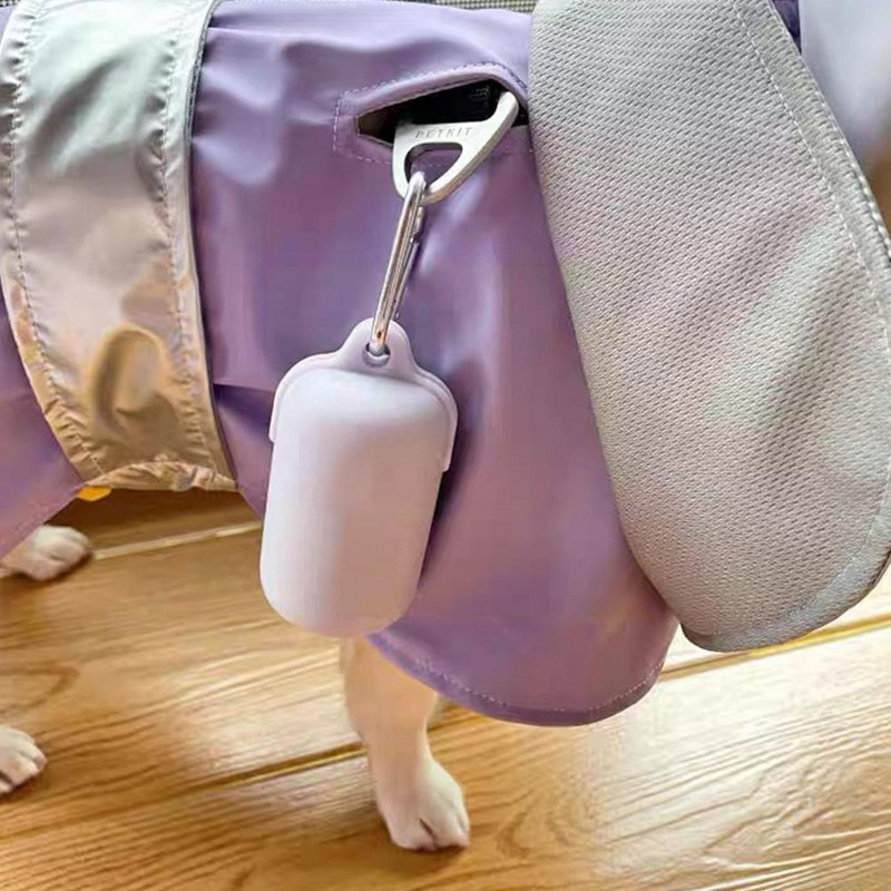 Suport pentru dozator de pungi pentru caca de câine cu carabinier. Călătorie din silicon Produse de alegere prietenoase pentru animale de companie Dozator de pungi pentru deșeuri ecologice.