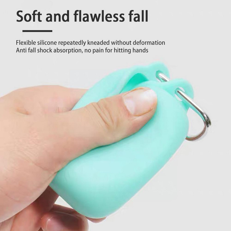 Suport pentru dozator de pungi pentru caca de câine cu carabinier. Călătorie din silicon Produse de alegere prietenoase pentru animale de companie Dozator de pungi pentru deșeuri ecologice.