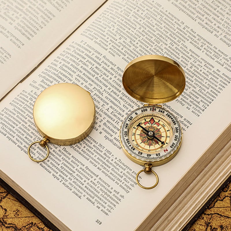 Mini pārnēsājams vara navigācijas kompass āra ūdensnecaurlaidīgs apgaismojums retro apgriežamie kompasi kempinga pārgājieniem norādes rīks